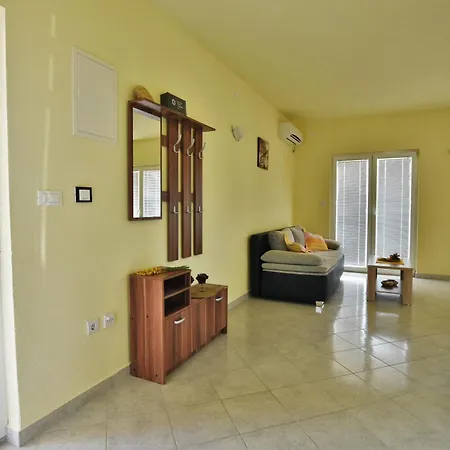 Natasa Nino Jezera, Murter Apartment Jezera