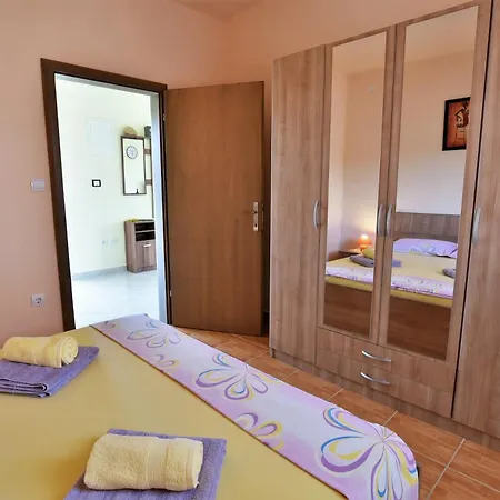 Natasa Nino Jezera, Murter Apartment Jezera