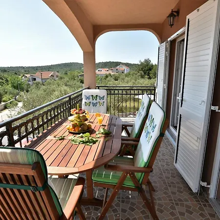 Natasa Nino Jezera, Murter Apartment