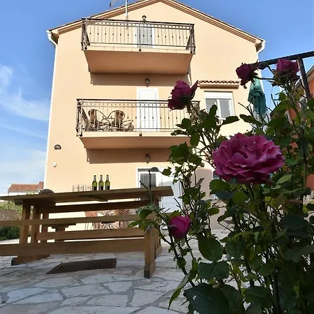 Natasa Nino Jezera, Murter