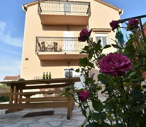 Nataša Nino Jezera, Murter